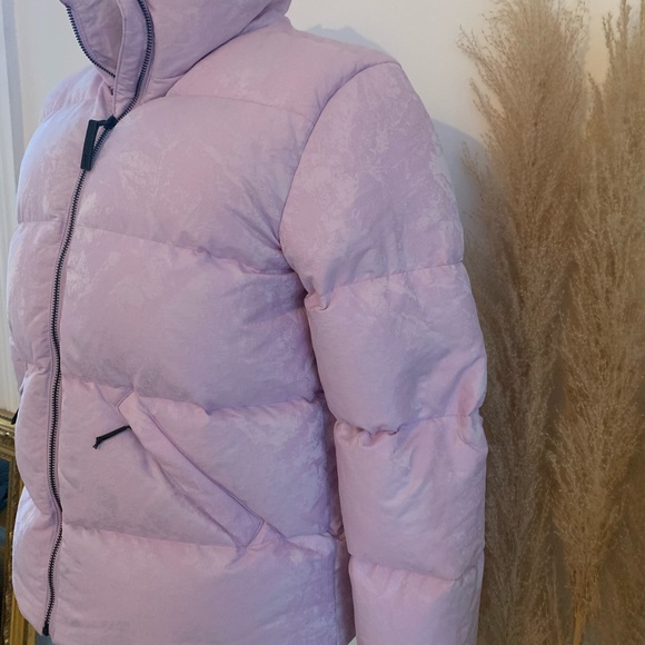 Light lavender puff jacket from Lole in a size small. Ultra warm, never worn! - Picture 2 of 7
